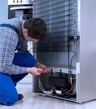 Cape Fridge Care technician with satisfied Cape Town homeowner